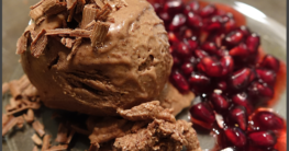 Superfood Schokoladeneis selber machen - Eismaschinen Tests com - Eis anrichten
